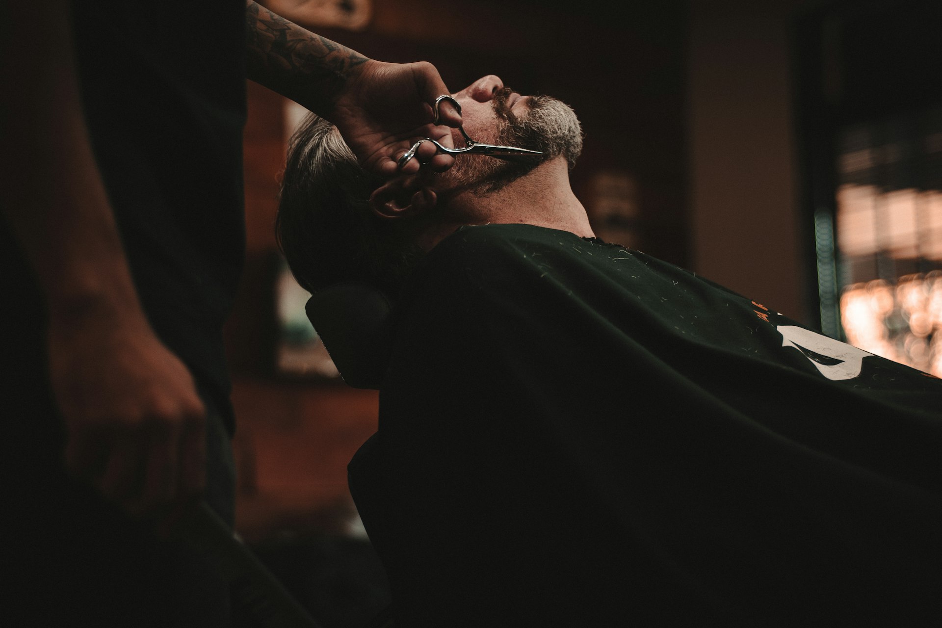Barbeiro atendendo cliente em barbearia premium